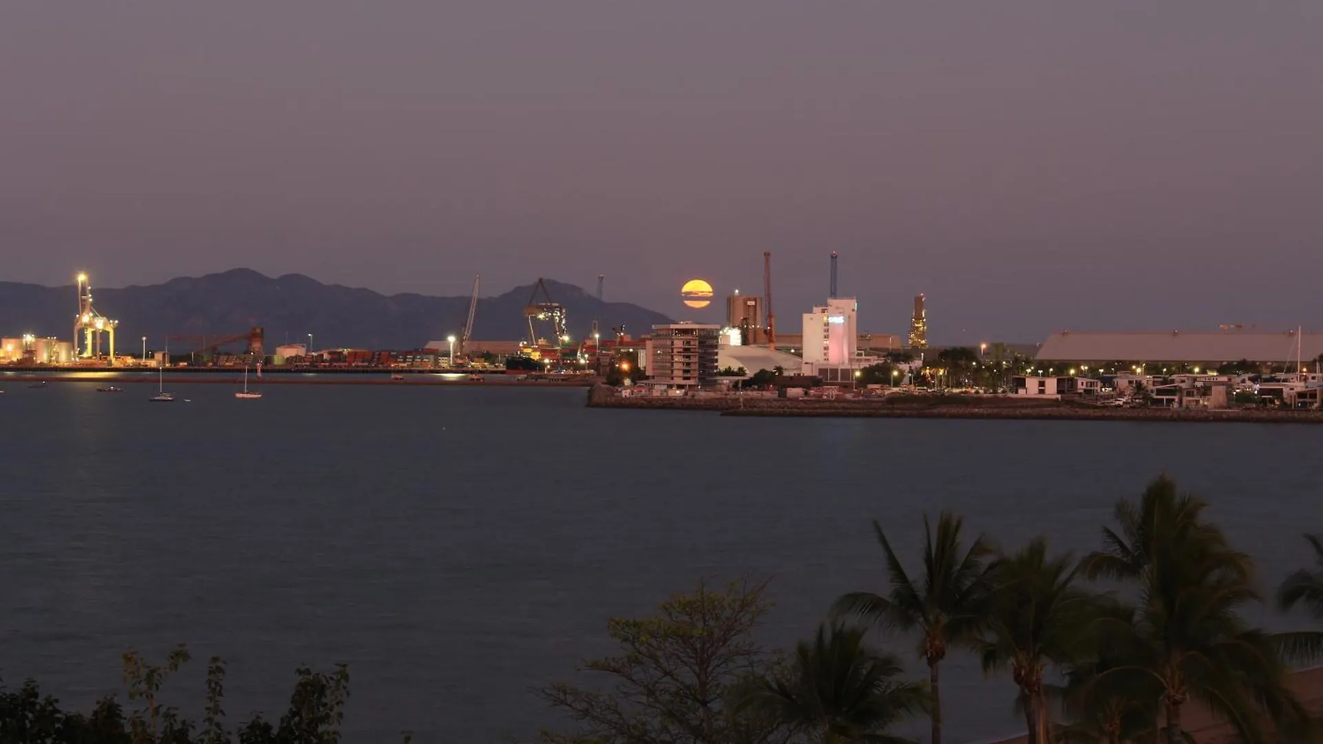 Apartment Treat Yourself, Fun In The Sun At The Aquarius Townsville